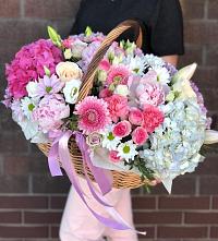 Композиция солнечный день в Шустиково Цветочная композиция из Розы, Хризантемы, Пионы и Лизиантусы в корзине в Шустиково